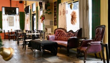 Burger Vibe and La Vita Coffee are located in the same space off Washington Avenue. (Roo Moody/Community Impact)