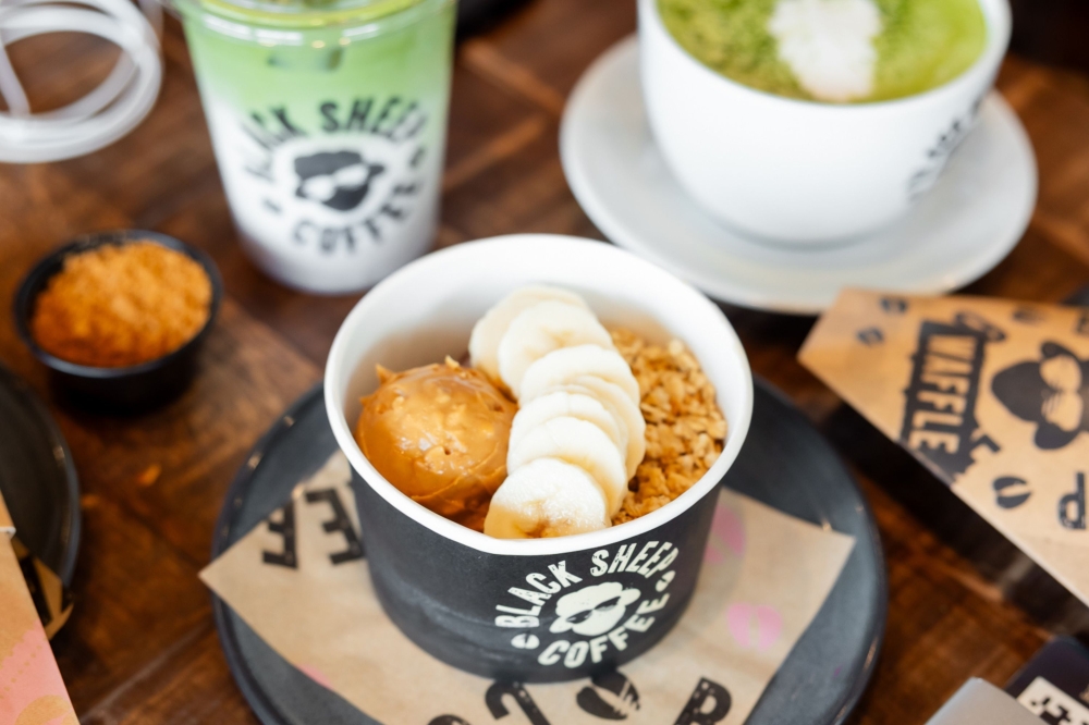 An image of some of the food and drinks served.