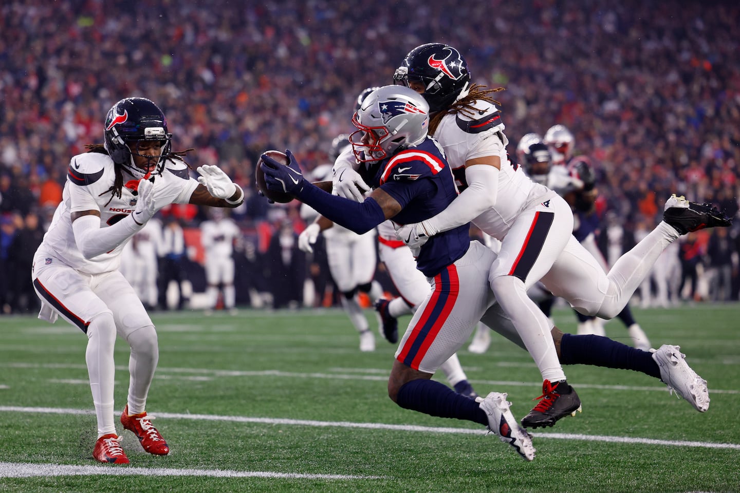 Stefon Diggs dives for a touchdown catch in the second quarter.