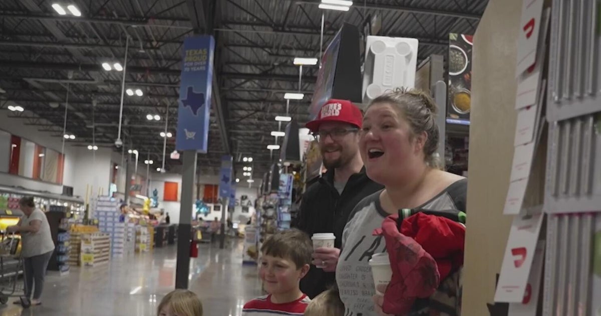 Family of 6 surprised by Kroger, Texas Rangers players with $1,000 check for groceries