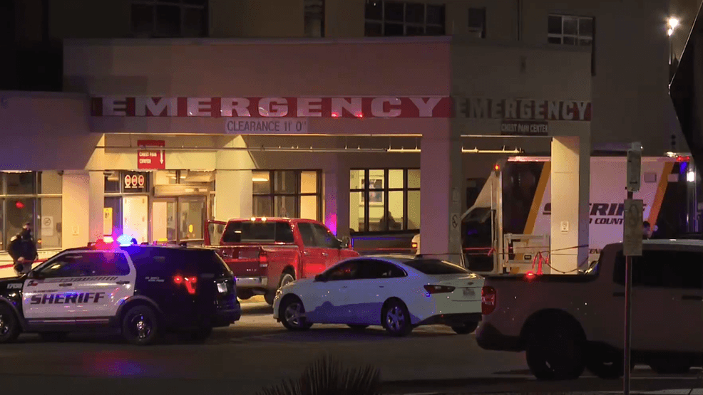 Police investigate scene at Del Sol Medical Center emergency room (Credit: KFOX14/CBS4){p}{/p}