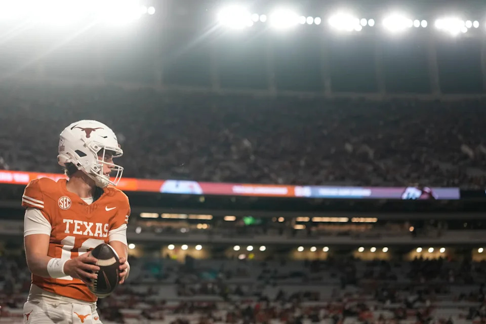 Texas Longhorns quarterback Arch Manning warms up before a game against the Texas A&M Aggies at Darrell K Royal-Texas Memorial Stadium.© Scott Wachter-Imagn Images