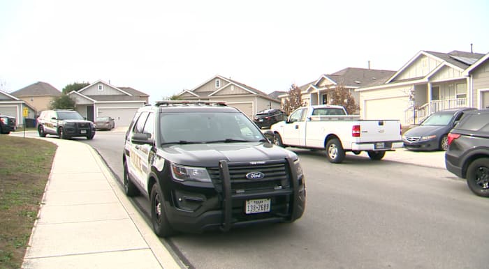 2 injured after domestic disturbance escalates to shooting on West Side, SAPD says