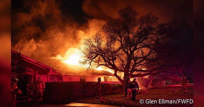Fort Worth firefighters battle blaze at ranch-style home | North Texas