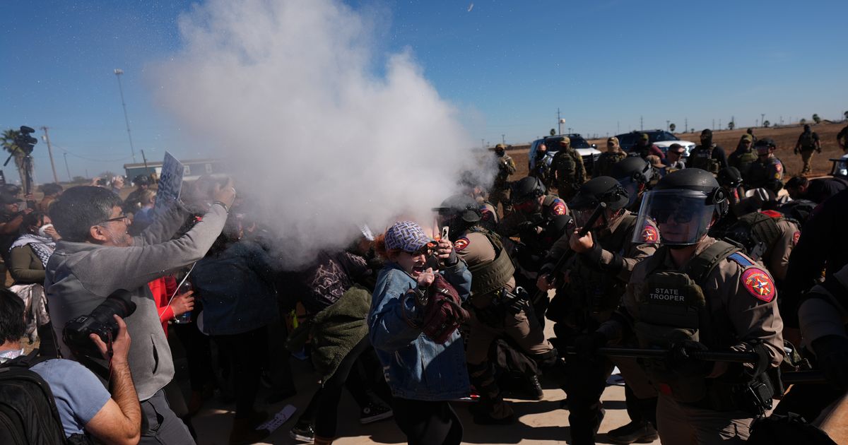 Officers confront protesters at Texas facility as lawmaker visits father, son detained in Minnesota :: WRAL.com