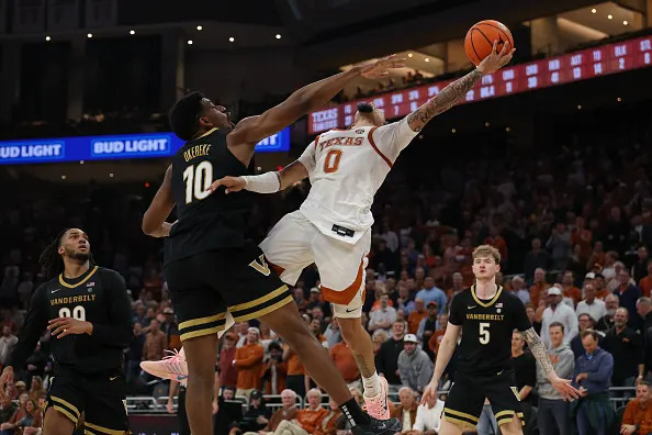 AUSTIN, TX – JANUARY 14: Guard Jordan Pope #0 of the Texas Longhorns stretches out to shoot the ball around forward Ak Okereke #10 of the Vanderbilt Commodores during the SEC college basketball game between Texas Longhorns and Vanderbilt Commodores on January 14, 2026, at Moody Center in Austin, TX. (Photo by David Buono/Icon Sportswire via Getty Images)