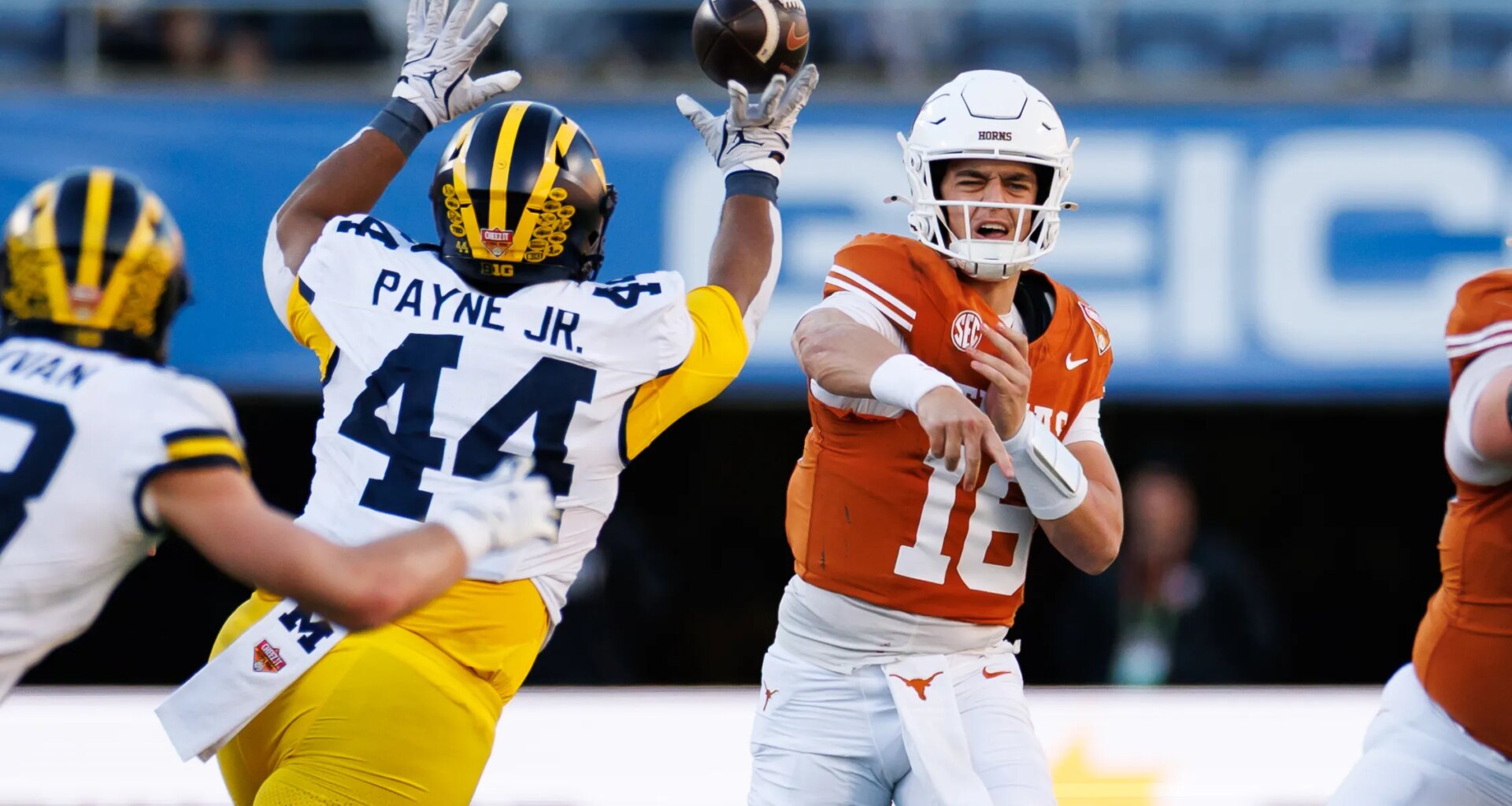 Manning shines as in Texas' Cheez-It Citrus Bowl win