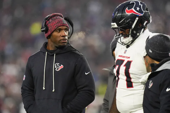 Jan 18, 2026; Foxborough, MA, USA; Houston Texans head coach DeMeco Ryans speaks with tackle Tytus Howard (71) in the second quarter against the New England Patriots in an AFC Divisional Round game at Gillette Stadium. Mandatory Credit: David Butler II-Imagn Images