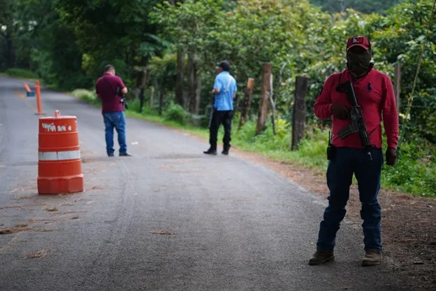 ZIRACUARETIRO, MICHOACÁN, February 25, 2025.- Residents of indigenous community, San Ángel Zurumucapio, took up arms to defend their town from organized crime.