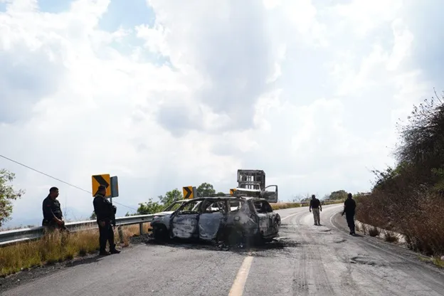 MORELIA, MICHOACÁN, November 17, 2025.-
After an operation where two people were killed, armed civilians blocked and burned vehicles in several locations. Photo: