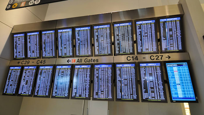 Flying out of Houston? Airlines issue travel waivers for flights ahead of Winter Storm Fern