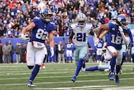New York Giants tight end Daniel Bellinger (82) outruns Dallas Cowboys cornerback Caelen...