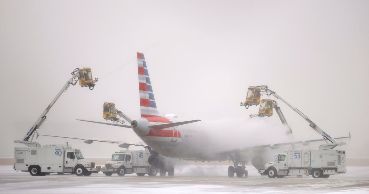 More than 1,100 Sunday flights canceled at DFW Airport, Love Field