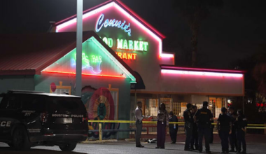 Security guard killed after altercation with man outside SE Houston restaurant escalates to shooting