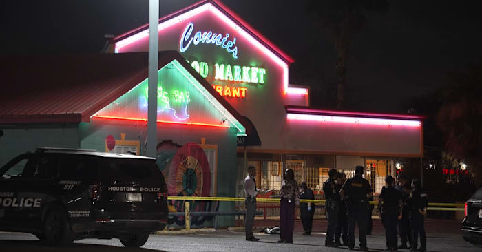 Security guard killed after altercation with man outside SE Houston restaurant escalates to shooting