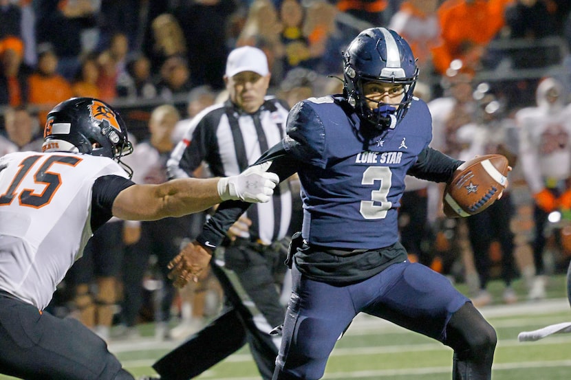 Lone Star's quarterback Trey Wright (3) carries the ball as Aledo's Kutter Harrell (15)...