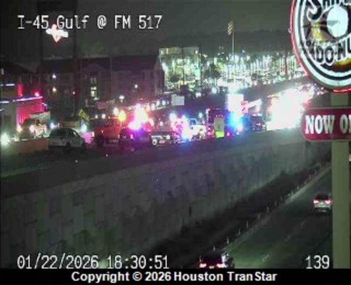 Major crash shuts down northbound lanes of I-45 at FM 517 in Galveston County