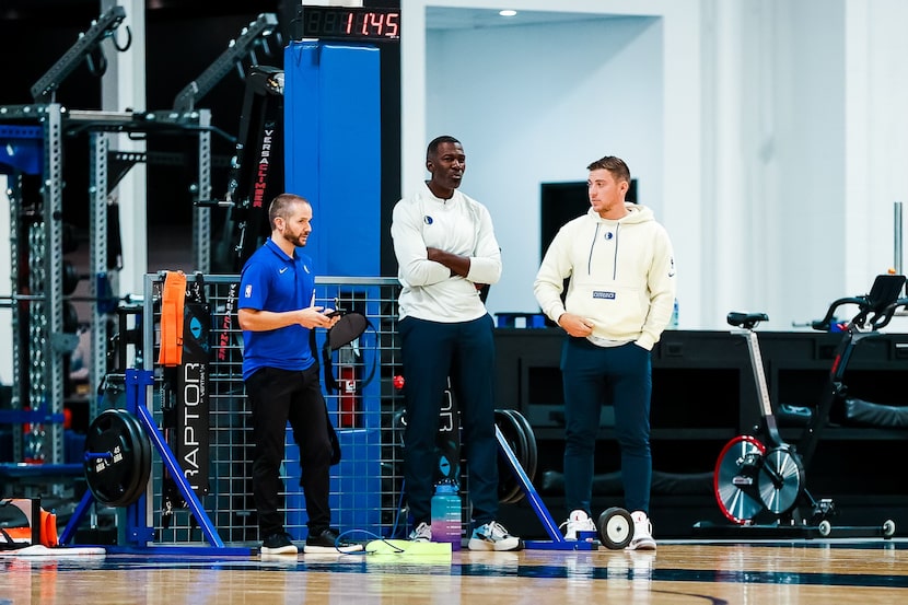 Then senior director of player personnel Matt Riccardi (left) talks with Mavericks assistant...