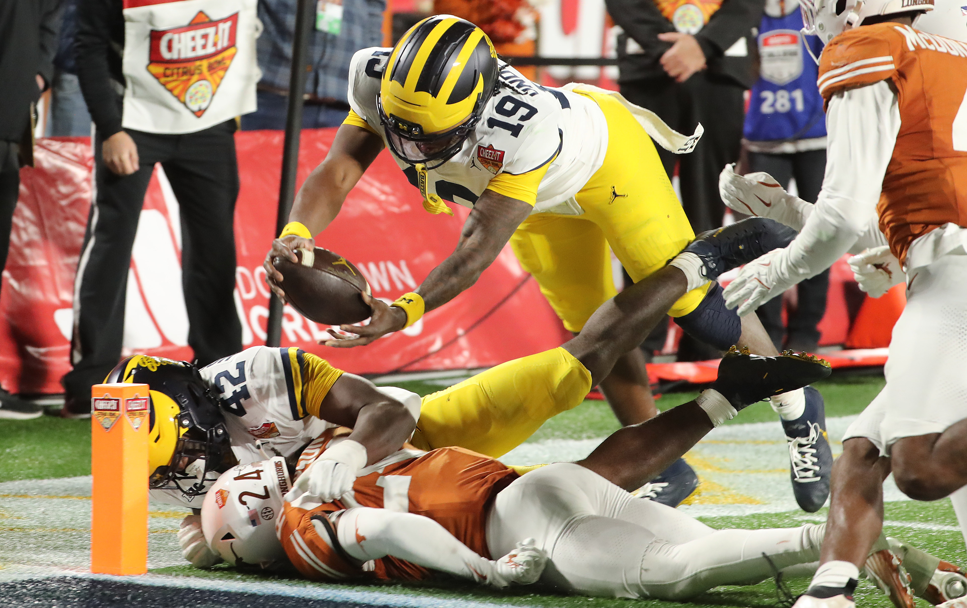 Michigan quarterback Bryce Underwood (19) reaches over the pylon for...