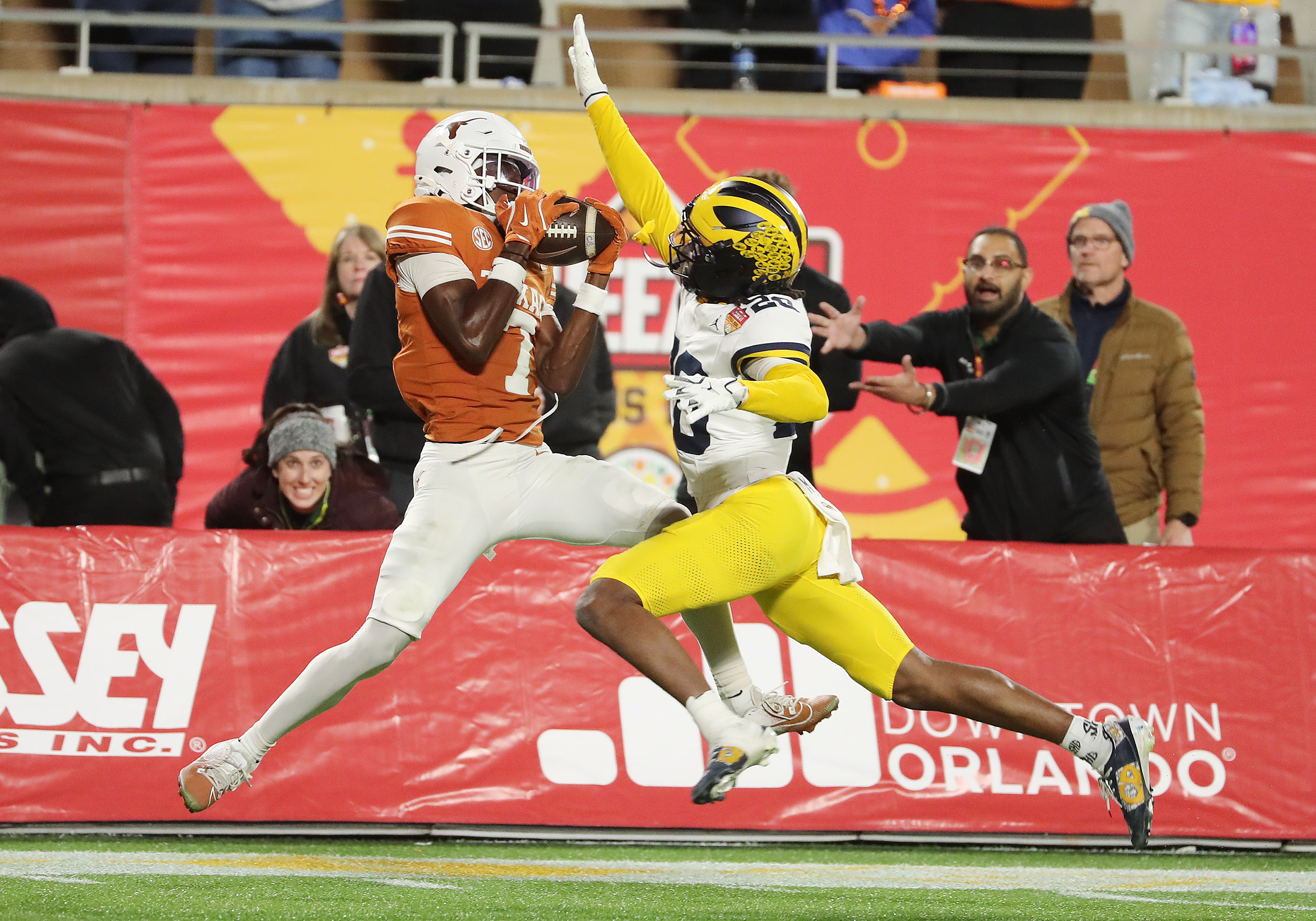 Texas receiver Kalik Lockett (7) pulls in a touchdown catch...
