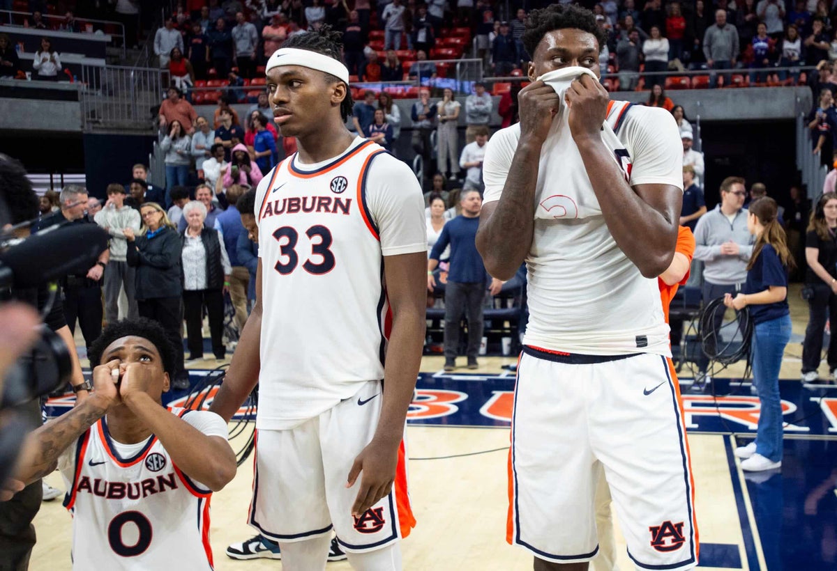 Auburn fans throw objects on court after potential game-winner vs. Texas A&M is called off