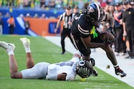 Texas Tech tight end Terrance Carter Jr., right, runs for a first down as Oregon defensive...