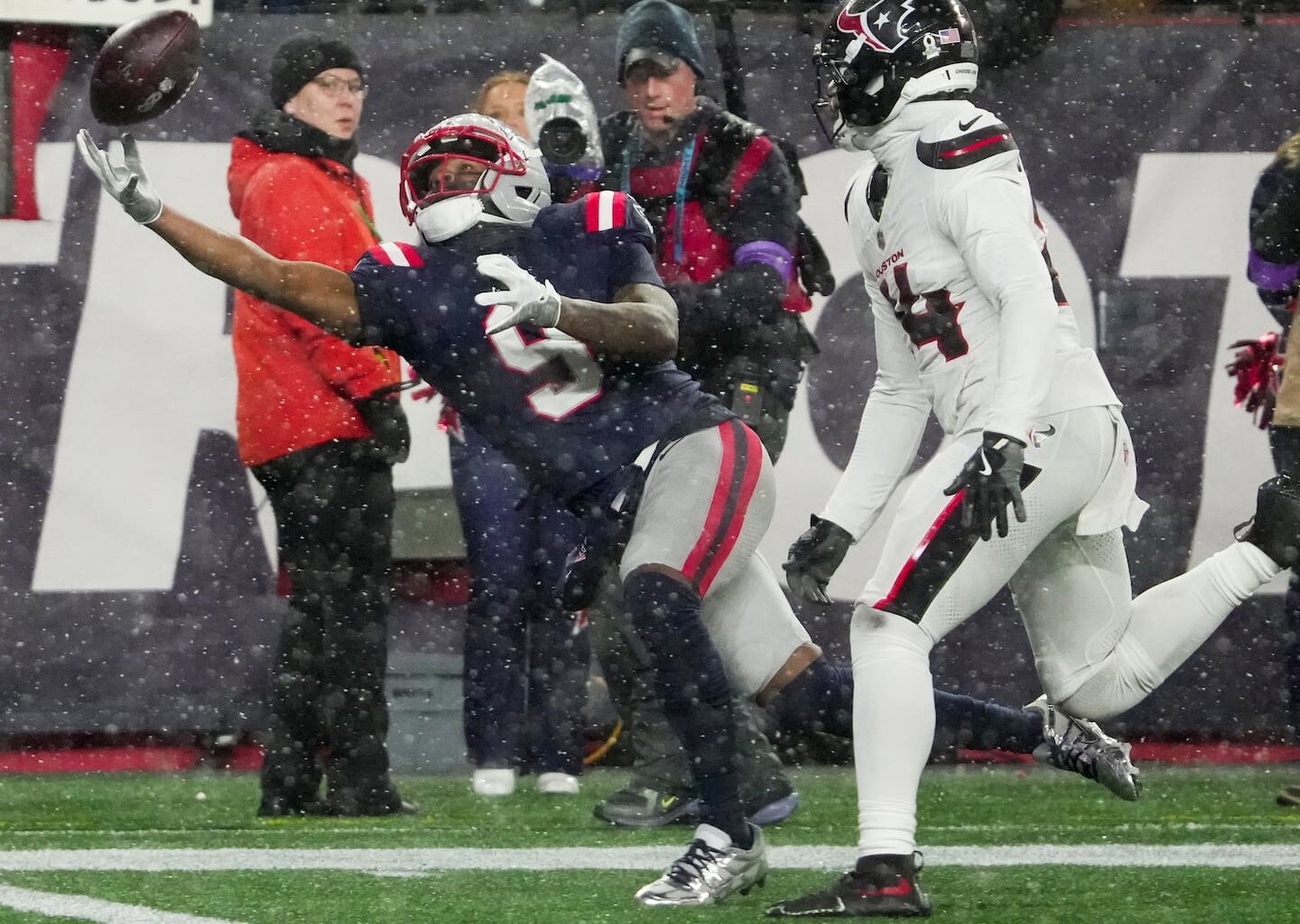 Kayshon Boutte hauls in a touchdown pass from Drake Maye in the fourth quarter.