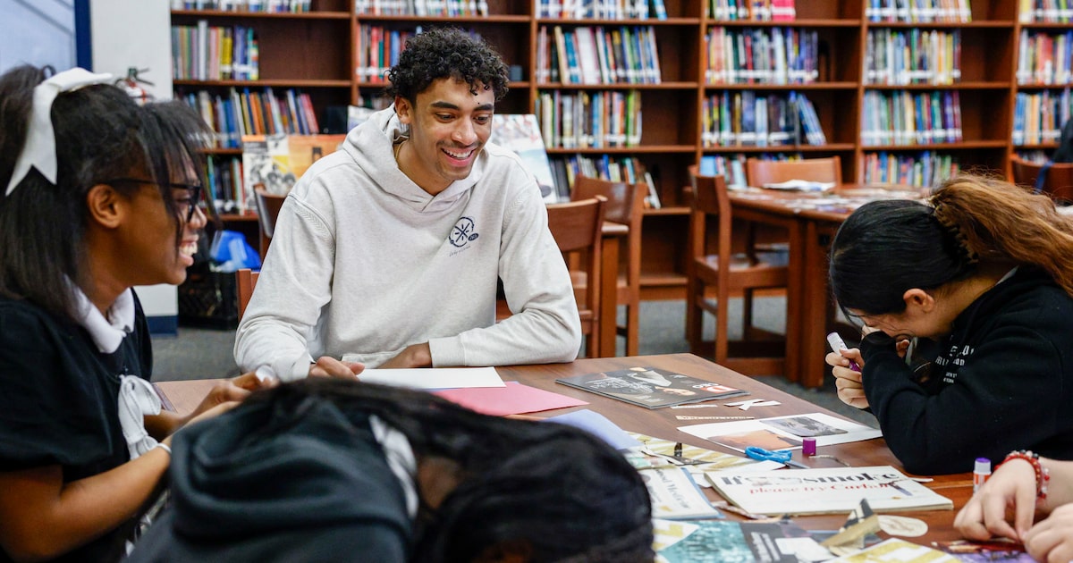 Max Christie, Brandon Williams help out the youth at Mavericks mentor event