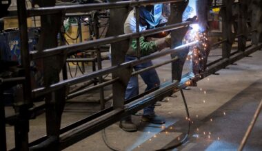 Texas manufacturing turns higher, Dallas Fed says, as executives cite uncertainty