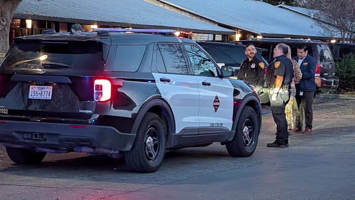 Woman shoots, injures man at Northeast Side apartment complex