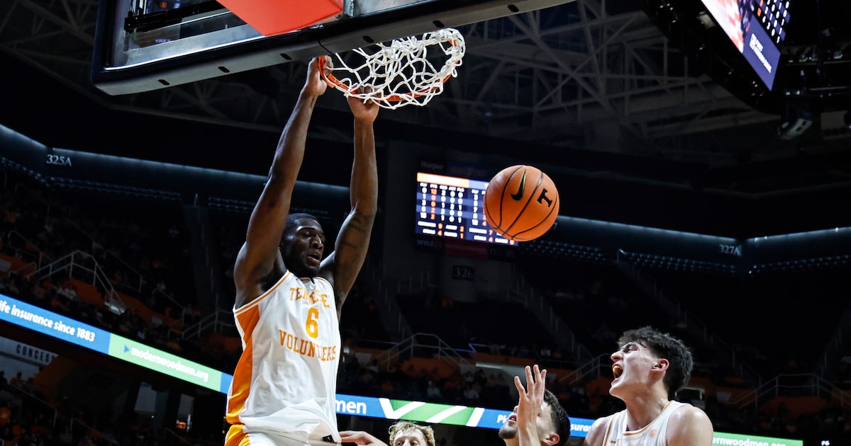 Tramon Mark scores 20, but Texas can’t keep up with Tennessee’s dominant paint presence