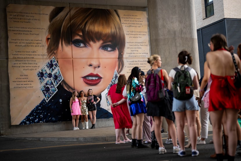 ARCHIVO - Fans de Taylor Swift posan frente a un mural antes de asistir a un concierto de...