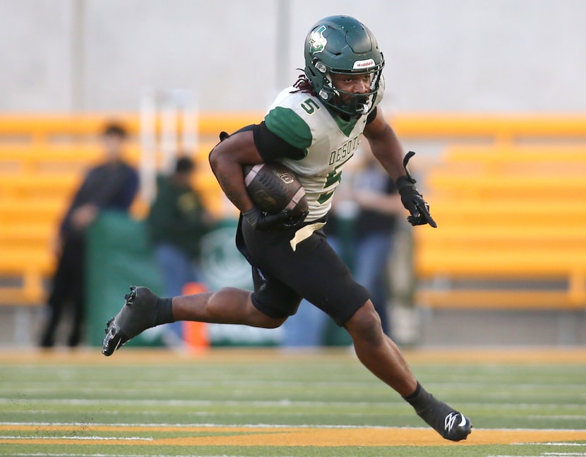 DeSoto running back SaRod Baker (5) rambles through the Willis secondary for a big ground...