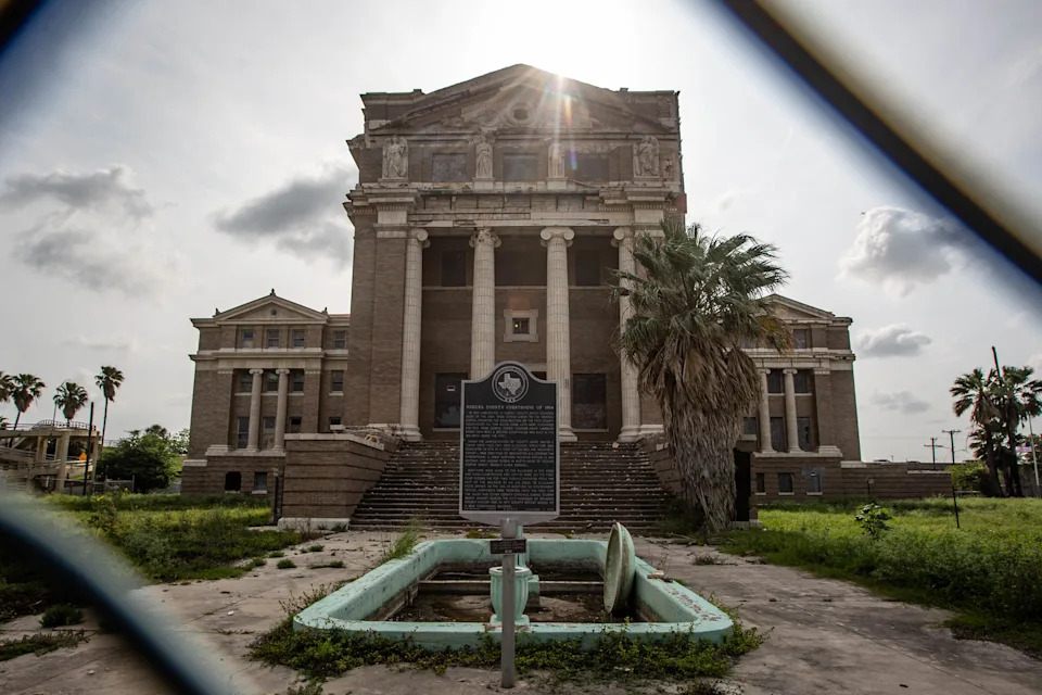 A historical marker in front of the Nueces County Courthouse of 1914 in downtown Corpus Christi on April 24, 2025.