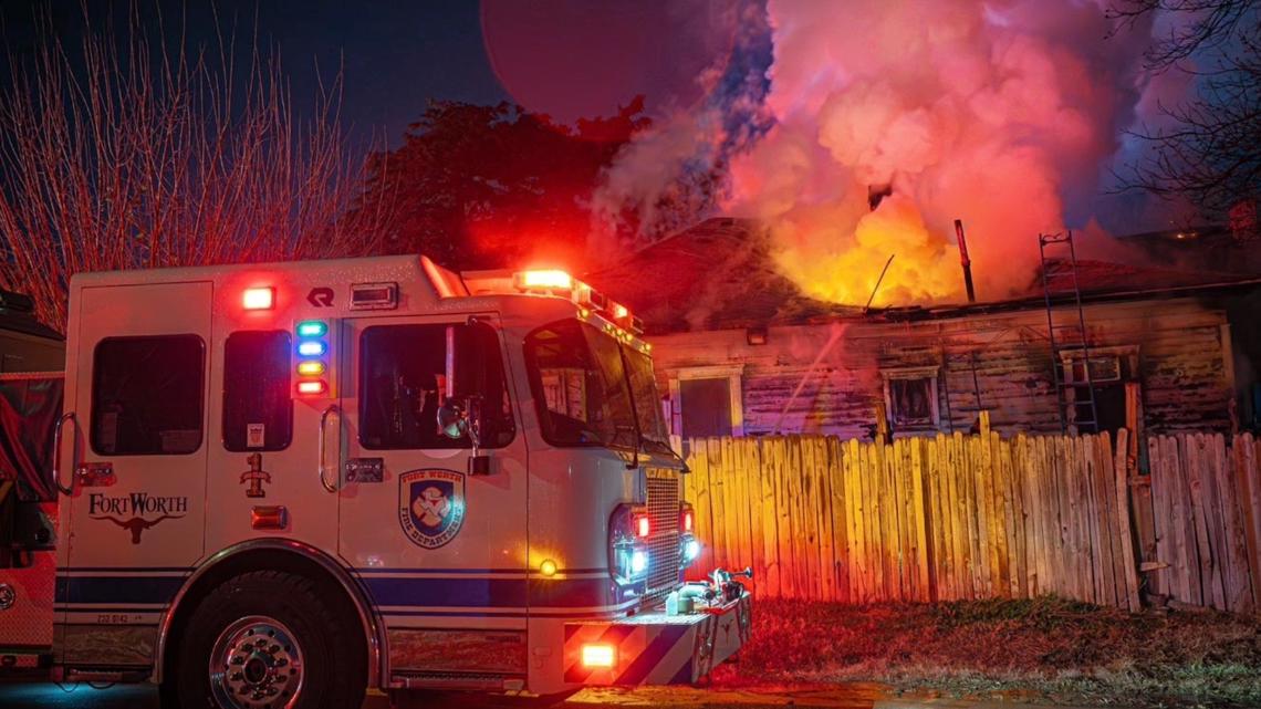 Fort Worth crews fight major house fire Sunday morning in Southside