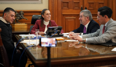 A picture of Mexican President Claudia Sheinbaum at the National Palace holding a telephone call with Donald Trump, January 12, 2026. Also present, Secretary of Security Omar Hamid García Harfuch, Foreign Minister Juan Ramón de la Fuente and Undersecretary for North America, Roberto Velasco Alvarez.