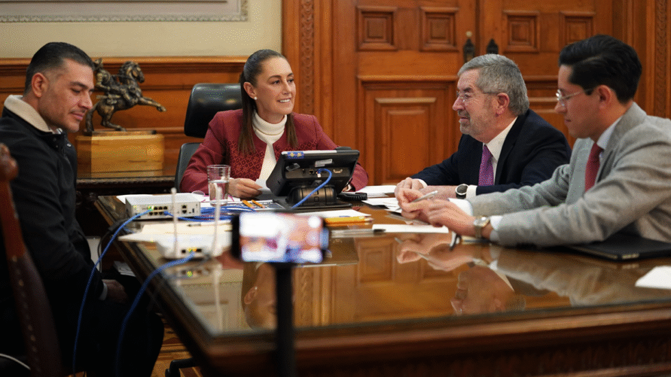 A picture of Mexican President Claudia Sheinbaum at the National Palace holding a telephone call with Donald Trump, January 12, 2026. Also present, Secretary of Security Omar Hamid García Harfuch, Foreign Minister Juan Ramón de la Fuente and Undersecretary for North America, Roberto Velasco Alvarez.