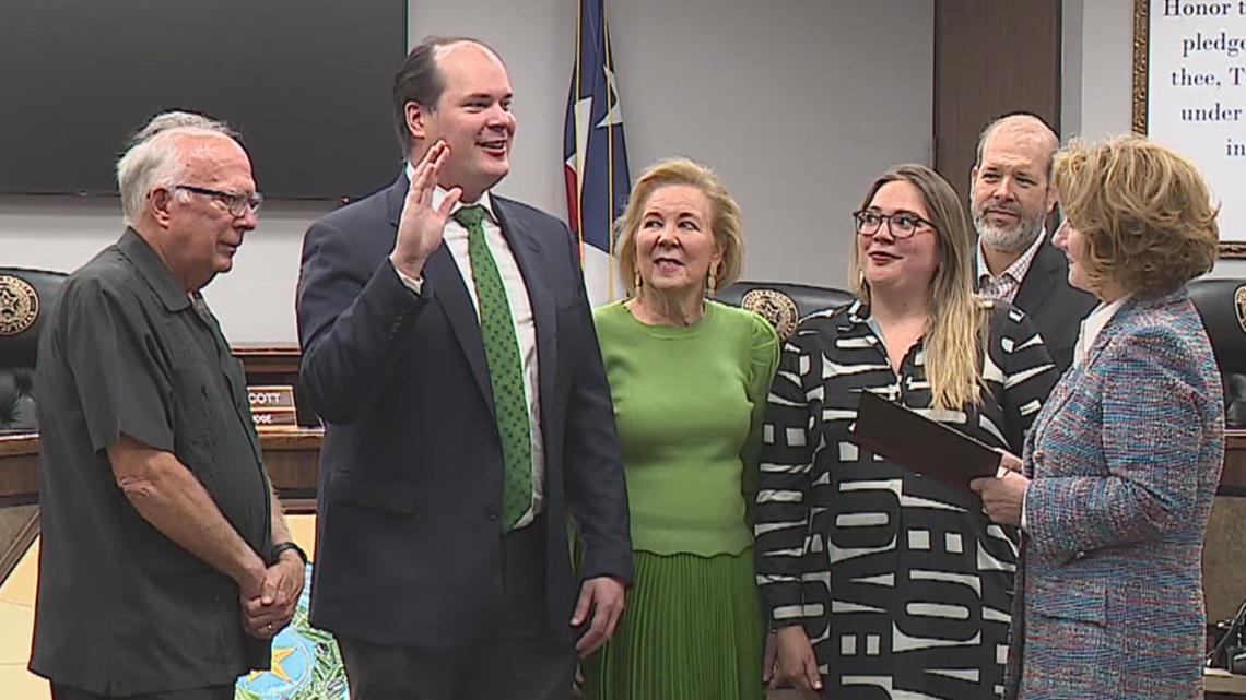 Former councilman Michael Hunter sworn in as Port Commissioner