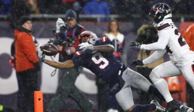 New England Patriots defeat the Houston Texans, 28-16