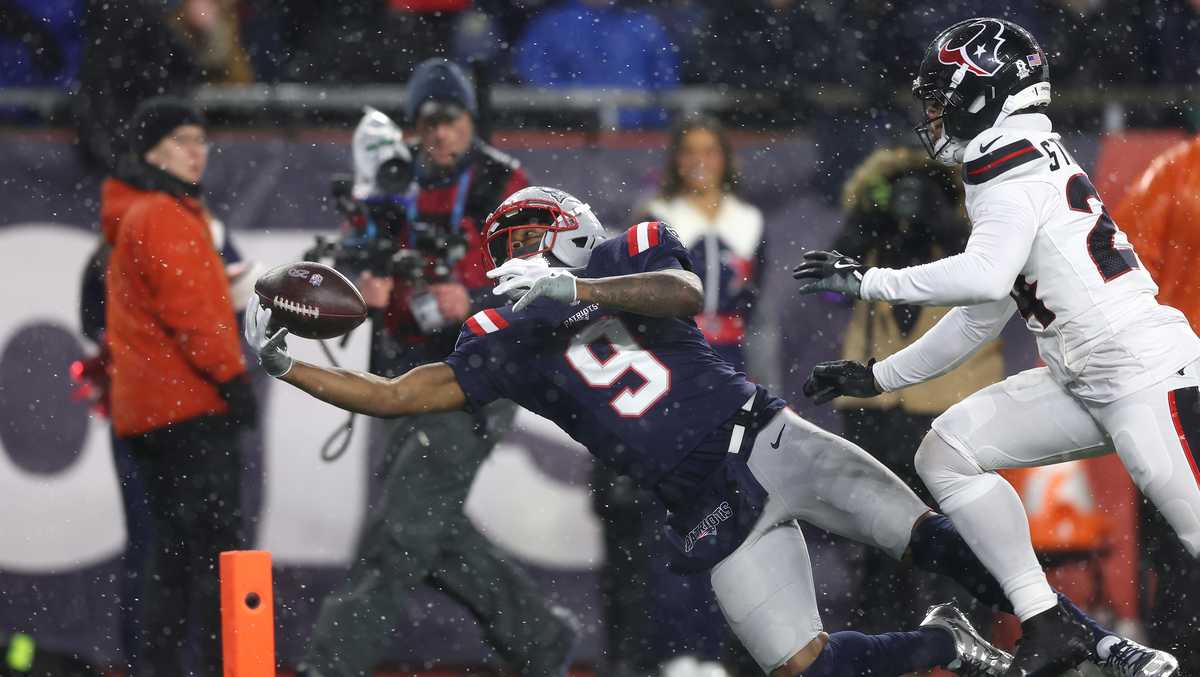 New England Patriots defeat the Houston Texans, 28-16
