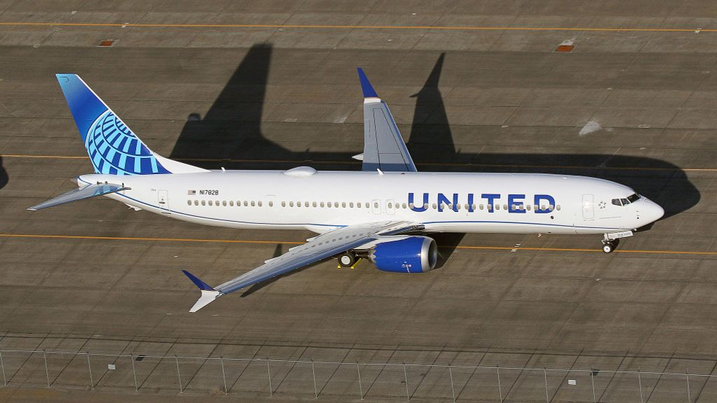 United 737 MAX Pilot Overshoot Runway at Houston Airport