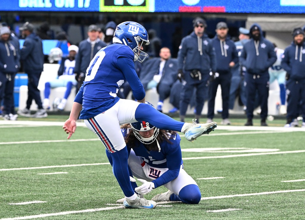 New York Giants place kicker Ben Sauls (30) kicks a field goal.