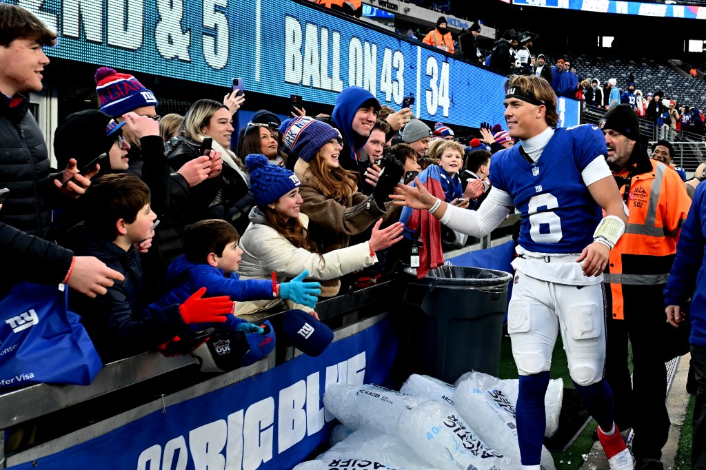 New York Giants quarterback Jaxson Dart (6) reacts with fans after the Giants defeated the Dallas Cowboys 34-17 in East Rutherford, NJ.