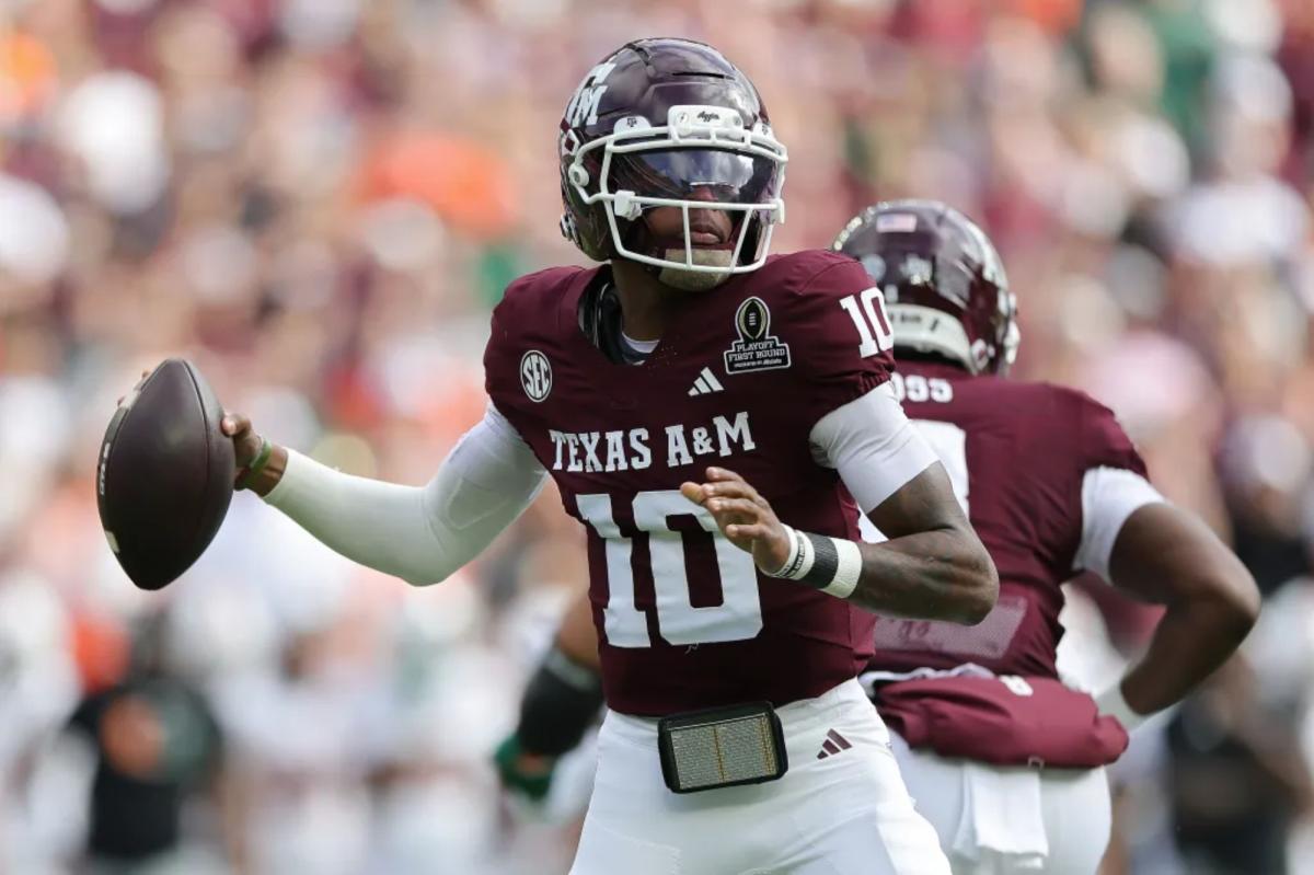 Texas A&M quarterback decides to stay with Aggies for 2026
