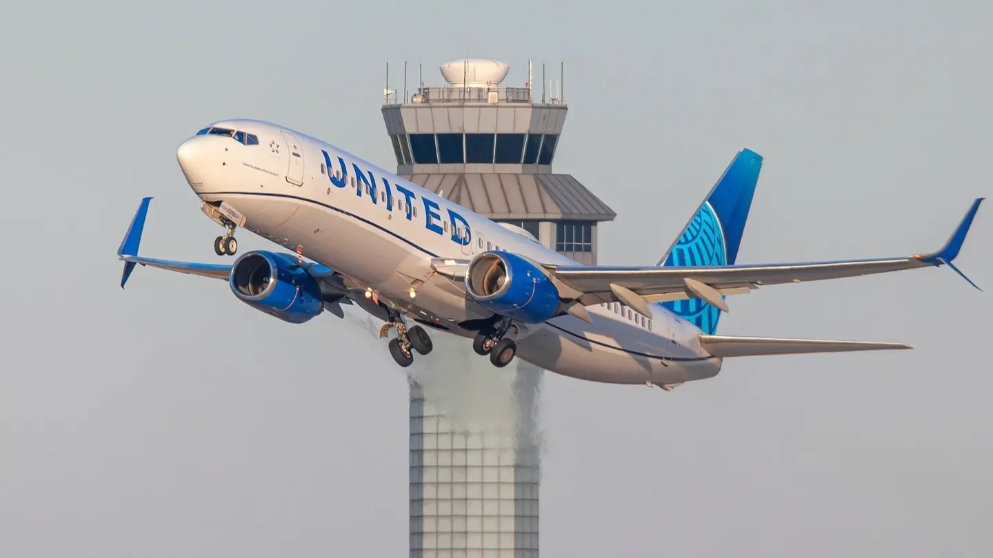 United 737 MAX Pilot Overshoot Runway at Houston Airport