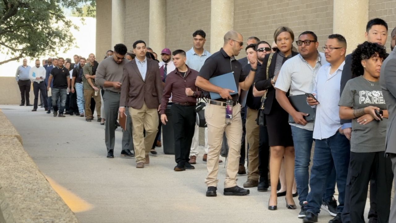 Hundreds of applicants wait in line to enter ICE hiring event in Arlington, Texas. (Spectrum News 1)