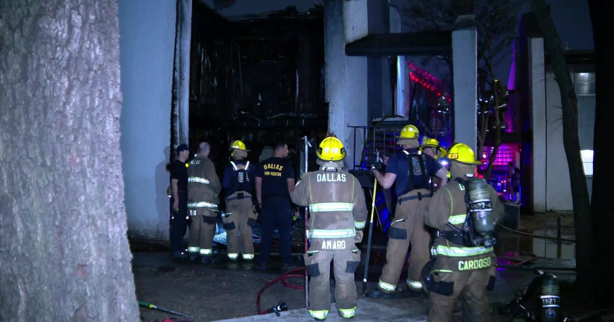 Dallas firefighter injured in overnight apartment fire, DFR says
