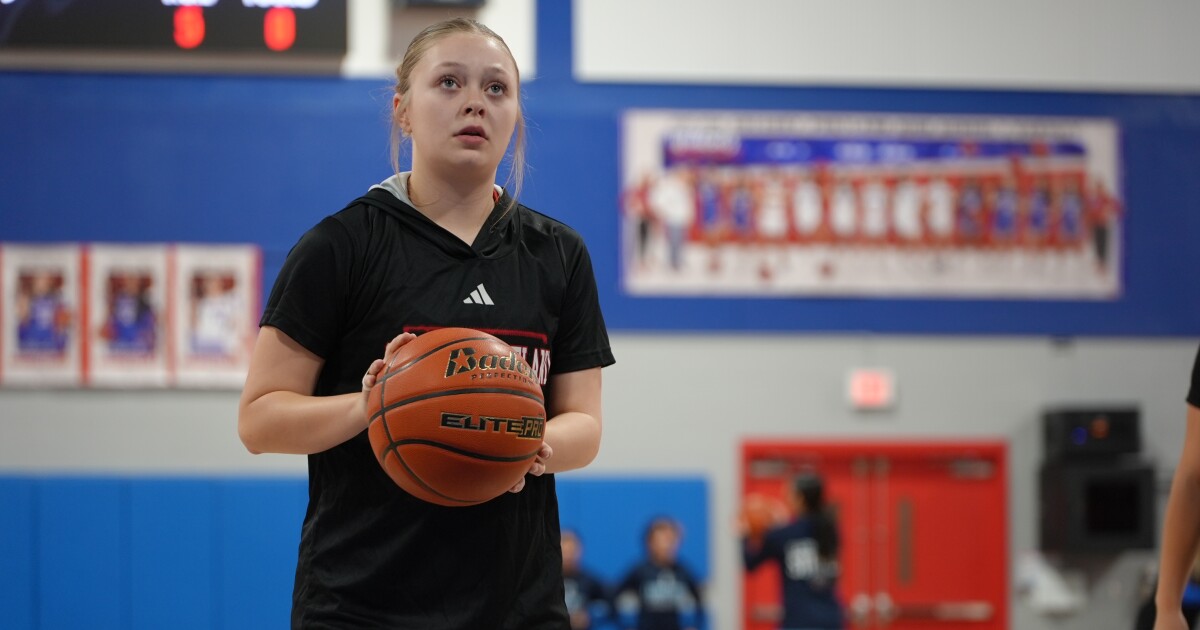 Gregory-Portland's Bella Davis surpasses 1,500 career points