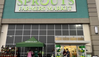 Sprouts grand opening draws crowds, veteran employee retires