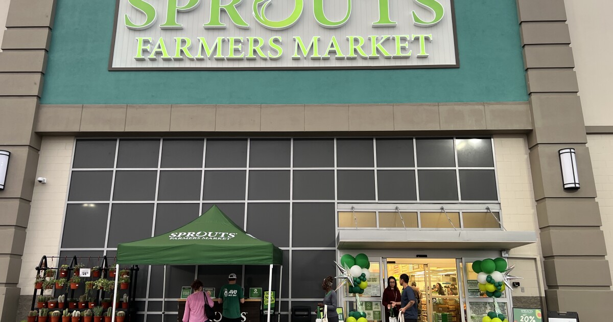 Sprouts grand opening draws crowds, veteran employee retires